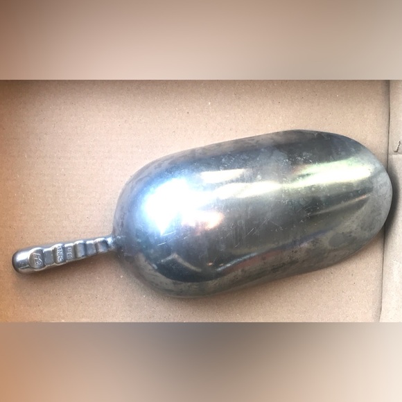 ThunderGroup85oz. One-Piece Cast Aluminum Ice Scoop
Used but in great condition - Picture 6 of 8
